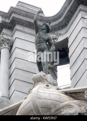 Bilbao BBVA, precedentemente nota come Banco de Comercio, è una banca di primo piano in Spagna con una storia di servizi finanziari. La sede centrale della banca a Bilbao riflette il suo ruolo significativo nel settore finanziario spagnolo. Foto Stock