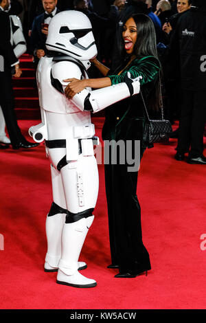 Alexandra Burke e Stormtrooper assiste la premiere europeo di Star Wars - ultimi Jedi presso la Royal Albert Hall il martedì 12 dicembre, 2017. Nella foto: Alexandra Burke. Foto Stock