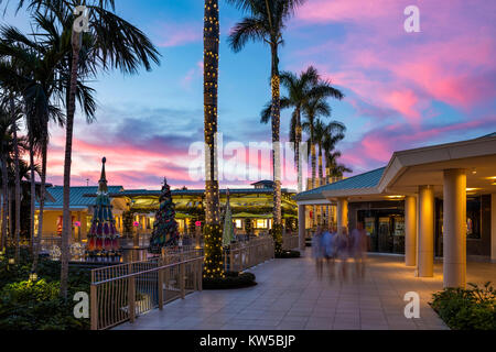 Le decorazioni di Natale e colorato tramonto al Waterside Shops - un elegante open-air mall, Naples, Florida Foto Stock