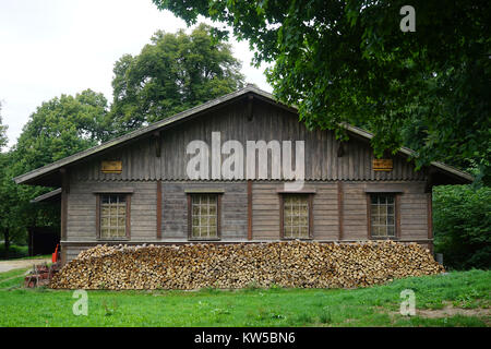 ST JOHANN, Germania - circa agosto 2015 casa in legno con il mucchio di legna da ardere Foto Stock