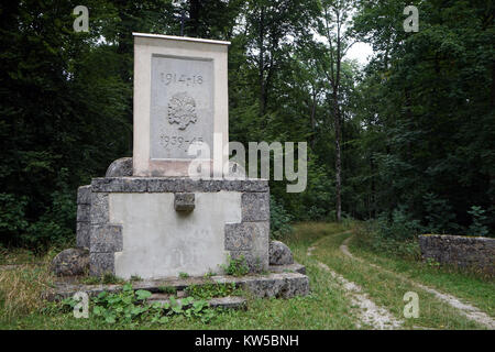 BAD URACH, Germania - circa agosto 2015 Hohe Warte Memoriale di guerra nella foresta Foto Stock