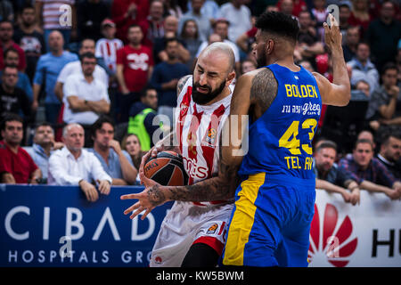 Avanti Johan Bolden di Fox Maccabi Tel Aviv blocca Centro Pero Antic di Crvena Zvezda mts Belgrado durante la partita Foto Stock