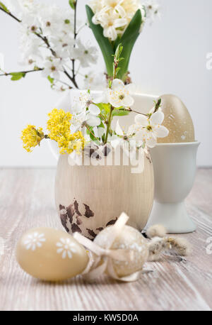 Composizione di pasqua con uova e fiori di primavera, shallow DOF Foto Stock