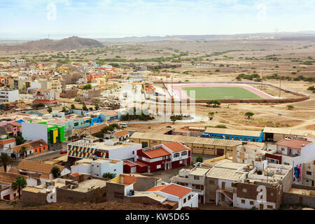 Alta Vista verso sud su Espargos, la capitale di Capo Verde verso i locali di calcio e Mirador, Isola di Sal, Salina, Capo Verde, Africa Foto Stock