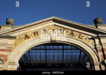 Un elaborato archway all'ingresso del tardo-Victorian London Road stazione ferroviaria, Leicester. Foto Stock