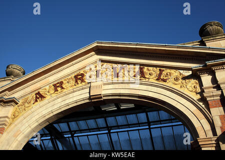 Un elaborato archway all'ingresso del tardo-Victorian London Road stazione ferroviaria, Leicester. Foto Stock