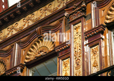 Close up di ornati e bizzarro che dettaglia nell'arcata centrale, Newcastle upon Tyne. Foto Stock