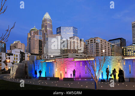 Charlotte, North Carolina, Romare Bearden park al crepuscolo. Foto Stock