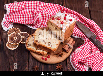 Rettangolare torta di frutta tagliata a fette su una tavola di legno, vista dall'alto Foto Stock