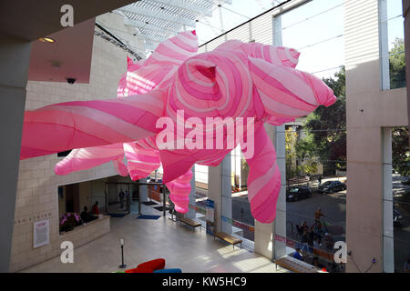 Una grande installazione gonfiabile pezzo per artista Anne Ferrer pende dal soffitto del centro di Jepson Eckburg Atrium a Savannah in Georgia. Foto Stock