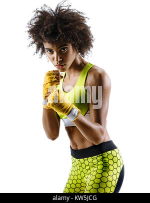 Boxer in posizione difensiva cercando feroce. Foto di forte ragazza africana in posa di silhouette su sfondo bianco. Forza e motivazioni. Foto Stock