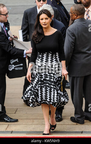 NEW YORK, NY - aprile 28: Catherine Zeta Jones assiste la quarantunesima edizione annuale premio Chaplin a Gala Avery Fisher Hall presso il Lincoln Center for the Performing Arts on April 28, 2014 in New York City People: Catherine Zeta Jones Foto Stock