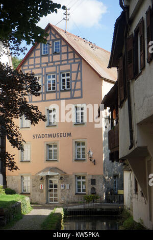 BAD URACH, Germania - circa agosto 2015 Città moseum e canal con acqua Foto Stock