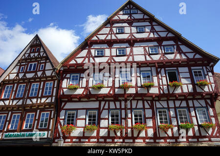 BAD URACH, Germania - circa agosto 2015 case sulla Marktplatz square Foto Stock