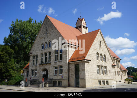 BAD URACH, Germania - circa agosto 2015 chiesa sulla strada Foto Stock