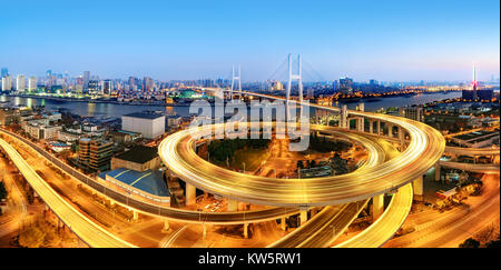 Bellissimo Ponte di Nanpu al crepuscolo ,attraversa il fiume Huangpu ,shanghai , Cina Foto Stock