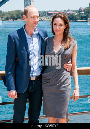 SYDNEY, Australia - 18 novembre: Geoff Evans, Jack O'Connell, Angelina Jolie, Miyavi Ishihara e Matthew Baer pongono al photo call di inviolata alla Sydney Opera House il 18 novembre 2014 a Sydney in Australia gente: Geoff Evans, Angelina Jolie Foto Stock