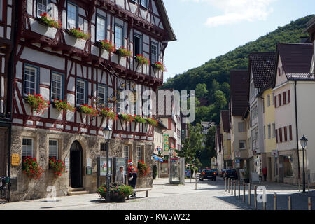 BAD URACH, Germania - circa agosto 2015 case sulla Marktplatz square Foto Stock