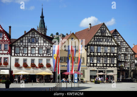 BAD URACH, Germania - circa agosto 2015 case sulla Marktplatz square Foto Stock