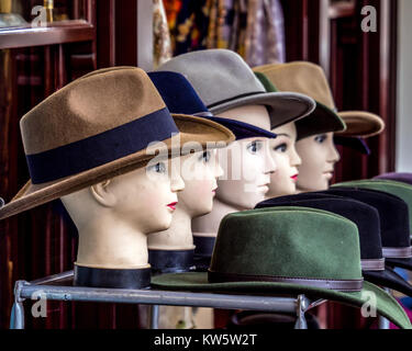 Hat in stallo sul mercato di Portobello Road, Londra Foto Stock