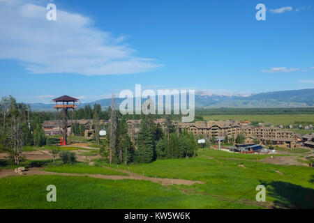 JACKSON HOLE, Wyoming - Giugno 27, 2017: Teton Village visto da Bridger Gondola. La Gondola e prende gli escursionisti e i turisti al vertice di Rendezvou Foto Stock