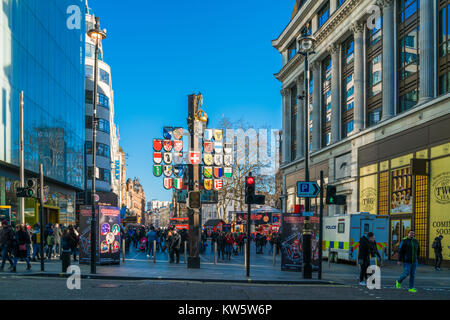 Londra dicembre 28, 2017: turisti e londinesi godere giorno soleggiato su Leicester Square, piazza pedonale che è una famosa destinazione per la notte li Foto Stock