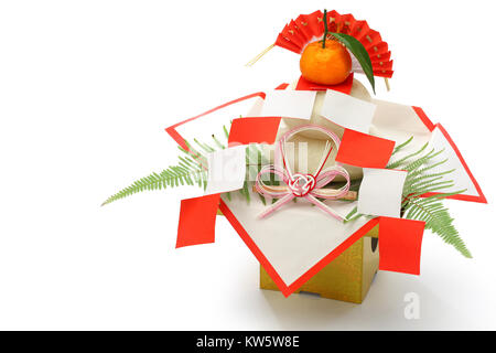 Kagami mochi, tradizionale giapponese del nuovo anno torta di riso decorazione isolati su sfondo bianco Foto Stock