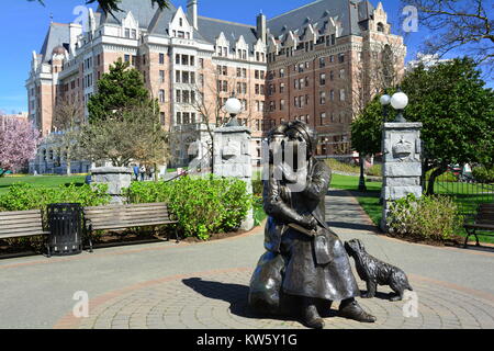 L'Empress Hotel a Victoria BC, Canada con una scultura in bronzo dell'artista Emily Carr e il suo cane da compagnia. Foto Stock