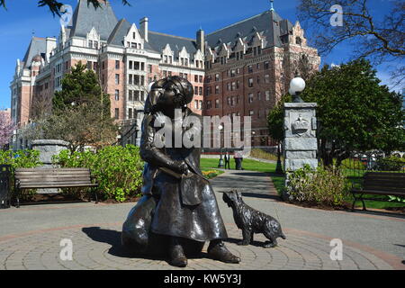 L'Empress Hotel a Victoria BC, Canada con una scultura in bronzo dell'artista Emily Carr e il suo cane da compagnia. Foto Stock