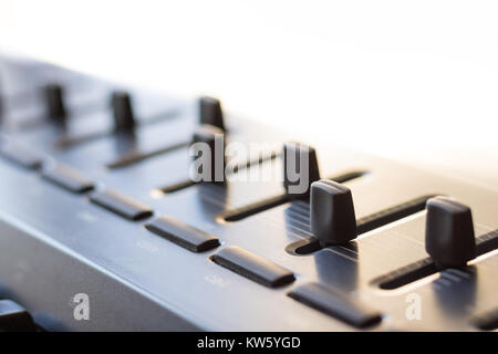 Una tastiera elettronica è impostato in una sala luminosa. Esso ha un canale 8 scheda di controllo costruito con i fader e manopole. Foto Stock