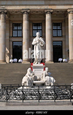 Luccichio monumento prima del teatro nella Berlino gendarme il mercato , Schillerdenkmal vor dem Schauspielhaus am Berliner Gendarmenmarkt Foto Stock