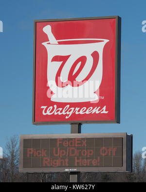 Un Walgreen's Pharmacy pole accedi Gloversville, New York, NY USA con un segno pubblicità un servizio FedEx ubicazione. Foto Stock