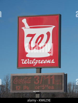 Un Walgreen's Pharmacy pole accedi Gloversville, New York, NY USA con un segno pubblicità Coca-Cola specials. Foto Stock