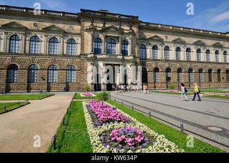 A Dresda, la piazza del teatro, pinacoteca vecchia persona più, Theaterplatz, Gemaeldegalerie Alte Meister Foto Stock