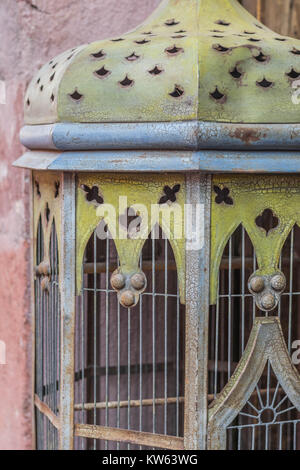 Un metallo antichi decorativo bird cage, da vicino Foto Stock