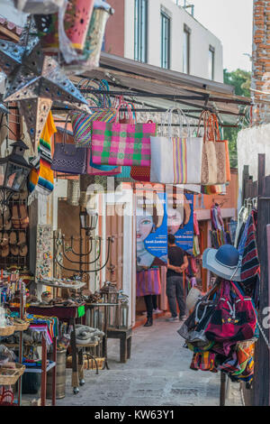 Mercato artigianale, all'aperto, con una varietà di beni in San Miguel De Allende, Messico Foto Stock