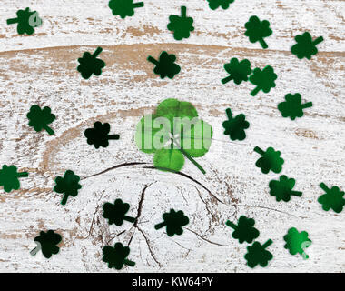 Real quattro leaf clover con trifogli lucido su rustiche tavole in legno in vista aerea Foto Stock