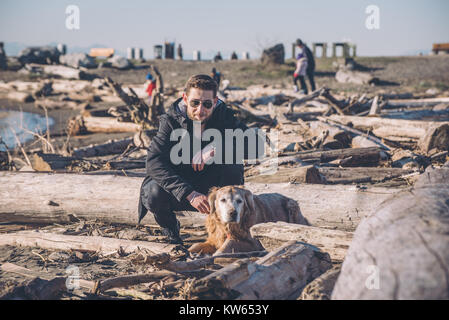 Maschio di giocare con il golden retriever cane Foto Stock