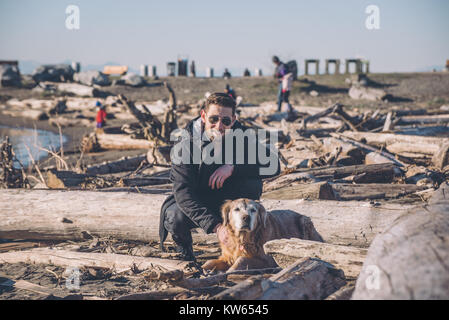 Maschio di giocare con il golden retriever cane Foto Stock