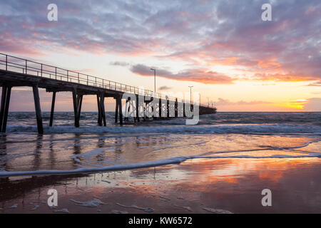 Un tramonto all'iconico Port Noarlunga Beach in South Australia Foto Stock