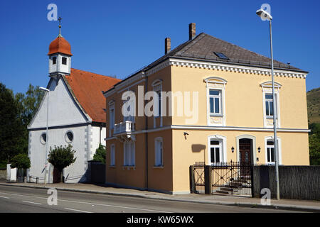 BOPFINGEN, Germania - circa agosto 2015 Street vicino alla chiesa parrocchiale Foto Stock