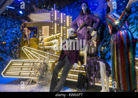 Finestra di Natale decorazioni a Au Printemps department store, Parigi, Francia Foto Stock