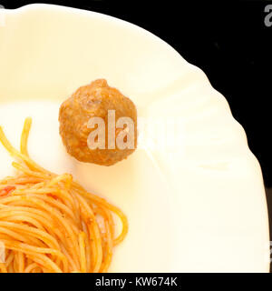 Spaghetti con salsa di pomodoro e Polpetta, piatto bianco, sfondo nero, quadrato da sopra Foto Stock