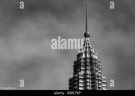 La parte superiore di uno dei molto alti Petronas Twin Towers di Kuala Lumpur in Malesia Foto Stock