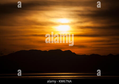 Tramonto in Indonesia Komodo. (Pulau Kalong) Foto Stock