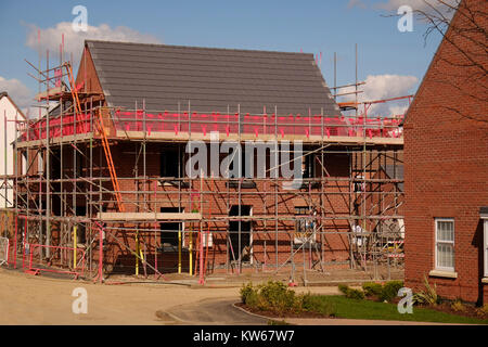 Nuova casa coperta da impalcature, Grantham, Lincolnshire, England, Regno Unito Foto Stock