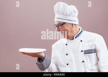 Ritratto del ristorante la chef in uniforme di lavoro Foto Stock