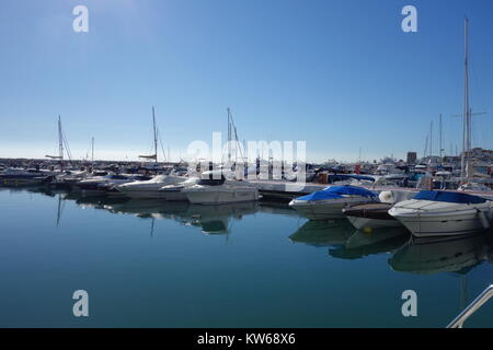 Yachts, porto turistico di Puerto Banus a Marbella, Costa del Sol, Spagna Foto Stock