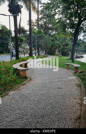 Marciapiedi curvo in Pampulha, Belo Horizonte, Minas Gerais, Brasile Foto Stock