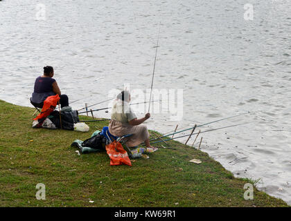 Belo Horizonte - 26 DIC 2017: due donne Afro-brasiliana pesci sul Lago Pampulha, nonostante l'inquinamento, a Belo Horizonte, Minas Gerais, Brasile Foto Stock